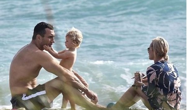 Владимир Кличко и Хайден Панеттьери с дочкой Кайей провели день на пляже в Майами