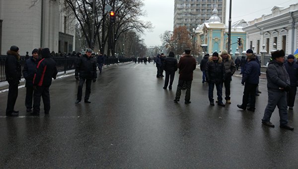 Митинг пенсионеров МВД: перекрытая улица Грушевского в Киеве