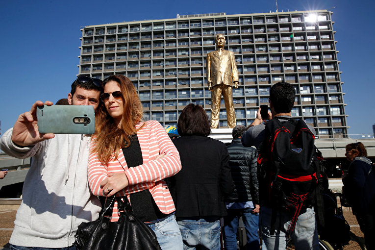 Позолоченный памятник Нетаньяху в Тель-Авиве