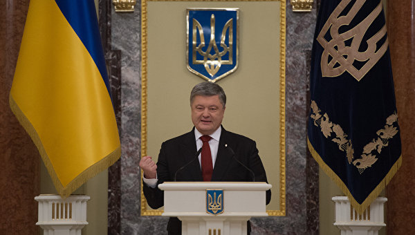 Президент Петр Порошенко отметил государственными наградами 274 военнослужащих по случаю Дня Вооруженных сил.