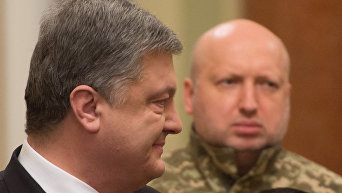 Президент Петр Порошенко отметил государственными наградами 274 военнослужащих по случаю Дня Вооруженных сил.