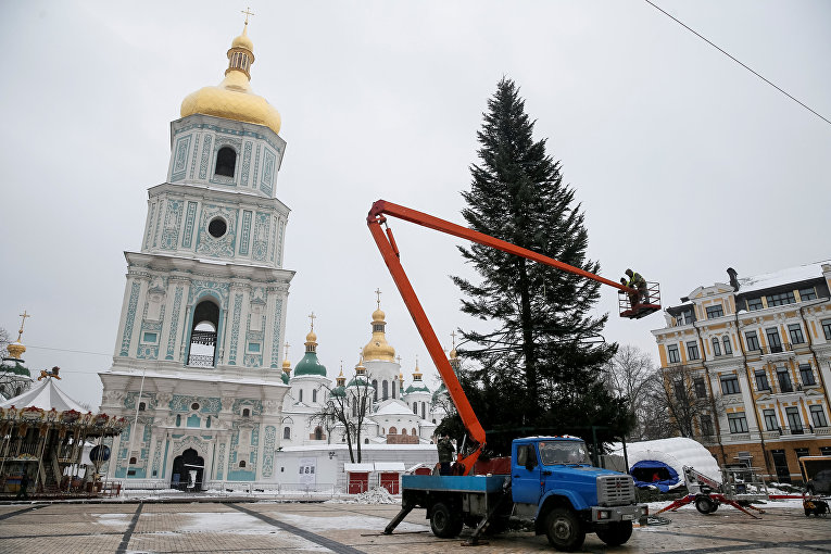На Софийскую площадь Киева привезли главную елку страны. Уже построен каркас с бетонными плитами, который будет держать елку. Главная елка страны зажжется разноцветными огнями ориентировочно в 19:00 в понедельник, 19 декабря 2016 года, в День Святого Николая.