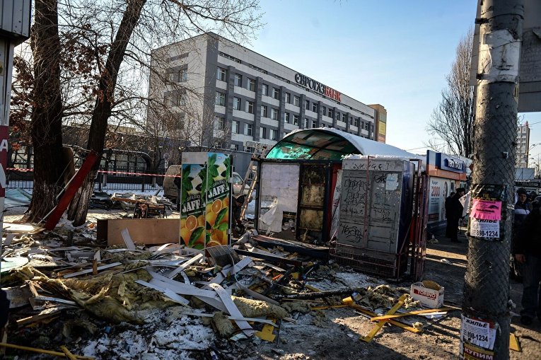 В Киеве возле станции метро Петровка демонтируют МАФы