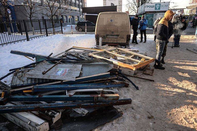 В Киеве возле станции метро Петровка демонтируют МАФы