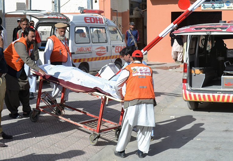 Крушение самолета в Пакистане: работа медиков