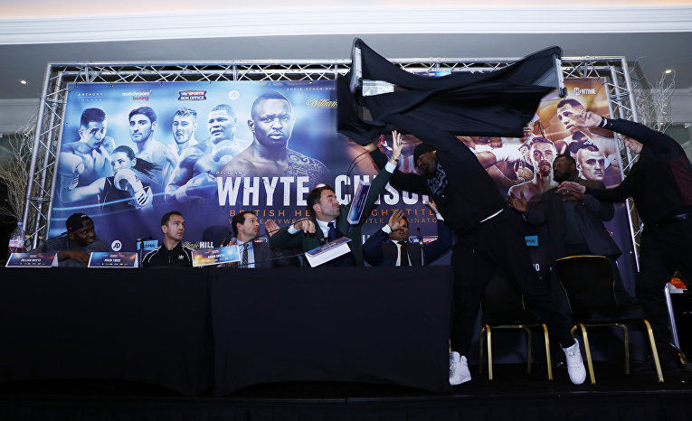 Британский боксер Дерек Чисора бросил стол в чемпиона Британии в супертяжелом весе Дилиана Уайта во время пресс-конференции перед боем.
