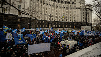 Федерация профсоюзов Украины проводит митинг у Рады с требованием снизить тарифы ЖКХ
