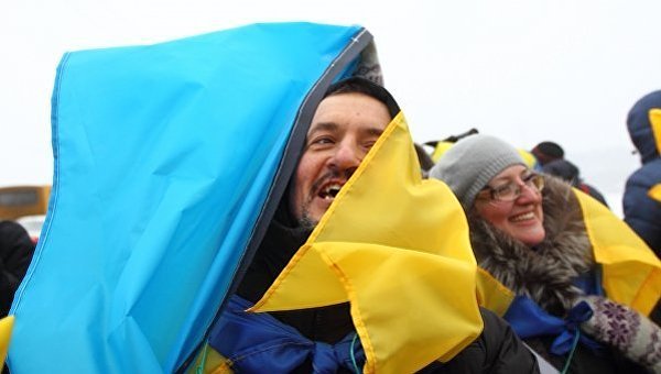 Украинцы с флагами Украины