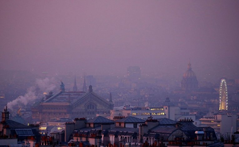 Париж затянут едким смогом, ограничено движение автотранспорта