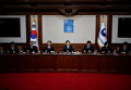 Президент и премьер-министр Южной Кореи во время заседания правительства