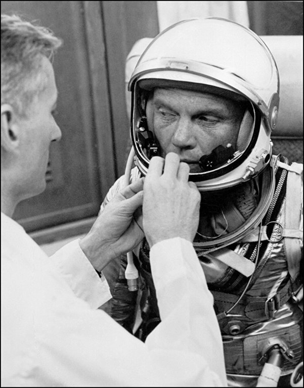 Легендарный американский астронавт Джон Гленн