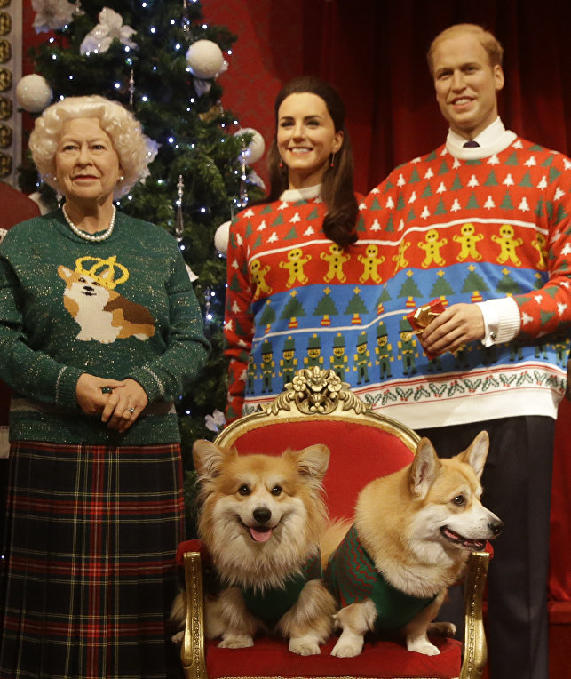 Музей мадам Тюссо нарядил королевскую семью в рождественские свитера