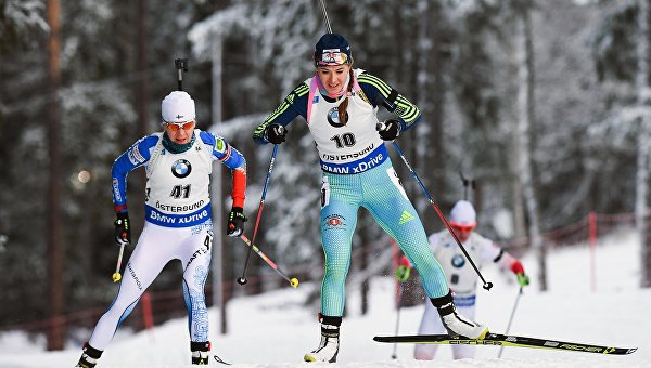 Кайса Мякяряйнен (Финляндия) и Юлия Джима (Украина) на первом этапе Кубка мира по биатлону сезона 2016/17 в шведском Эстерсунде.