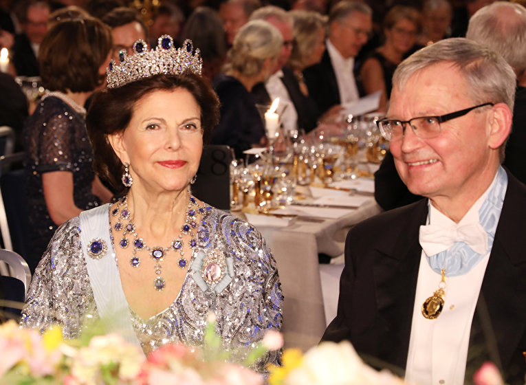 Королева Швеции Королева Сильвия и председатель правления Нобелевского фонда Карл-Хенрик Хедин