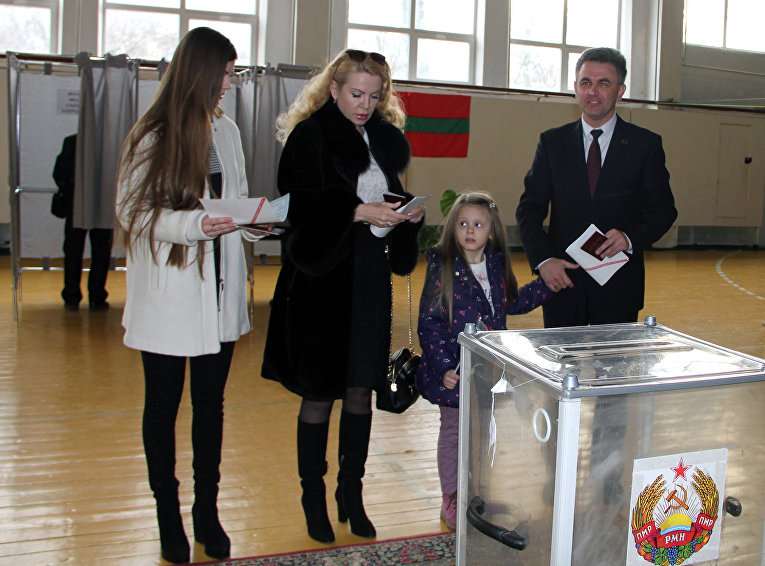 Председатель Верховного совета Вадим Красносельский с супругой Светланой и дочерьми