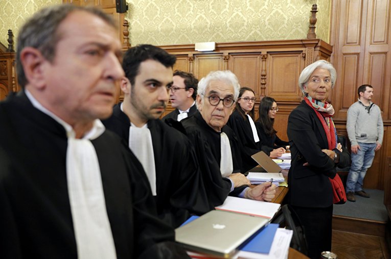 Во Франции начался суд над директором-распорядителем МВФ Кристин Лагард.