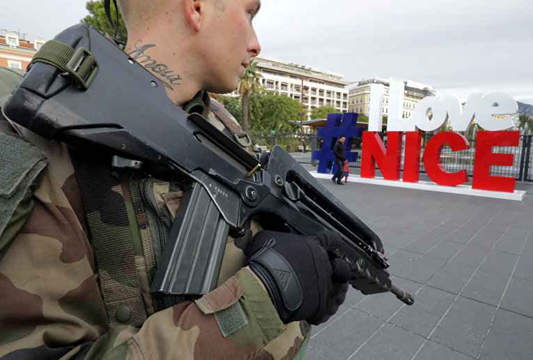 Президент Франции Франсуа Олланд продлил режим чрезвычайного положения в стране до президентских выборов. На фото: полицейский в Ницце.