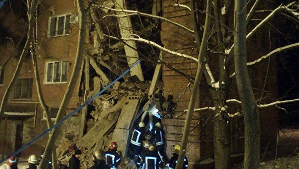 На месте обрушения общежития в Чернигове 12 декабря 2016 года