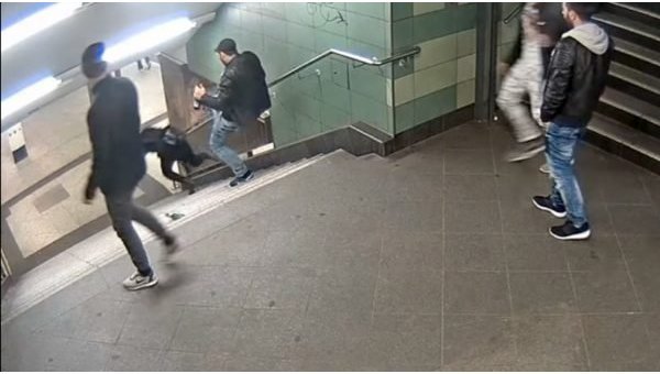 Нападение на девушку в метро в Берлине