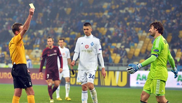 Александр Шовковский получает желтую карточку от арбитра во время футбольного матча Лиги Европы УЕФА между Динамо и Ольборгом