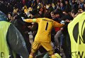 Александр Шовковский пытается предотвратить столкновения фанатов на матче Динамо - Генгам