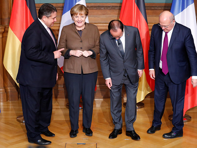Министр экономики Германии Зигмар Габриэль, канцлер Германии Ангела Меркель, президент Франции Франсуа Олланд и министр финансов Франции Мишель Сапин готовятся на франко-германском саммита в Берлине