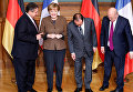 Министр экономики Германии Зигмар Габриэль, канцлер Германии Ангела Меркель, президент Франции Франсуа Олланд и министр финансов Франции Мишель Сапин готовятся на франко-германском саммита в Берлине