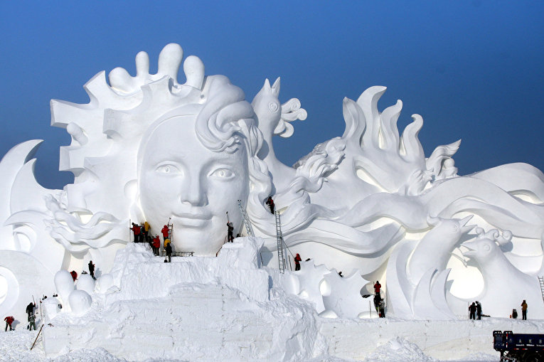 Художники работают над снежными скульптурами на выставке в китайском Харбине