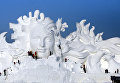 Художники работают над снежными скульптурами на выставке в китайском Харбине