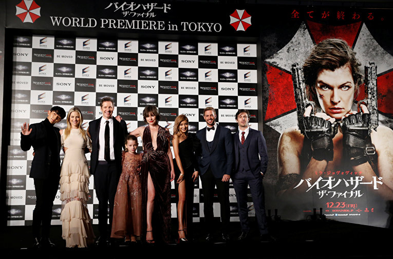 В Токио состоялась мировая премьера фильма Обитель зла: Последняя глава, на которую Мила Йовович пришла с мужем и дочерью