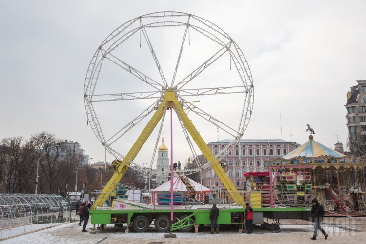 В центре Киева устанавливают рождественское колесо обозрения
