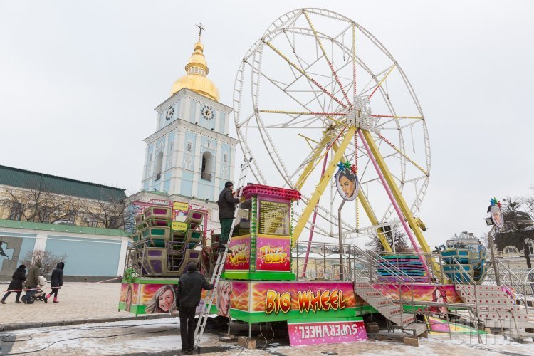 В центре Киева устанавливают рождественское колесо обозрения
