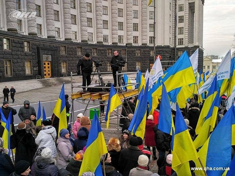 Митингующие из Укрспирта привели под Кабинет министров свиней