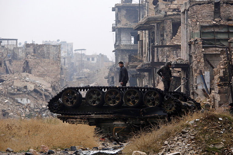 Разбитый танк возле мечети Омейядов, в контролируемой правительством области Алеппо, Сирия