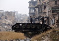 Разбитый танк возле мечети Омейядов, в контролируемой правительством области Алеппо, Сирия