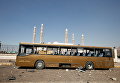 Поврежденный военный автобус на месте авиаудара вблизи мечети Аль-Салеха в Сане, Йемен