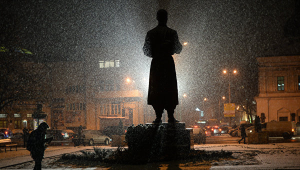 Заснеженный памятник Григорию Сковороде в Киеве