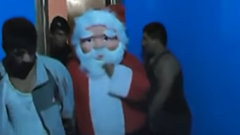 Полицейский накрыл наркопритон в Перу под видом Санта-Клауса. Видео