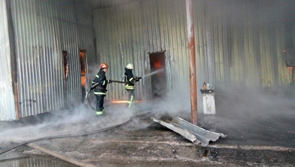 Крупный пожар вспыхнул на складе в городе Вишневое