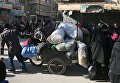 Люди с вещами готовятся к эвакуации из Алеппо