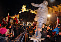 Люди держат памятник Ярослава Качинського во время антиправительственной демонстрации в Варшаве