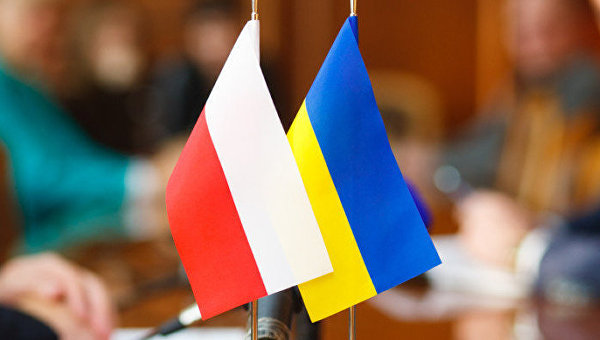 Флаги Польши и Украины. Архивное фото