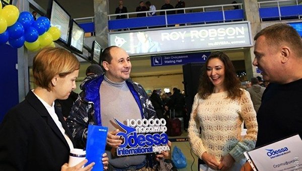 Миллионный посетитель международного аэропорта Одесса 49-летний главный тренер и вице-президент Украинской федерации таиландского бокса муэй тай Павел Евтушенко.