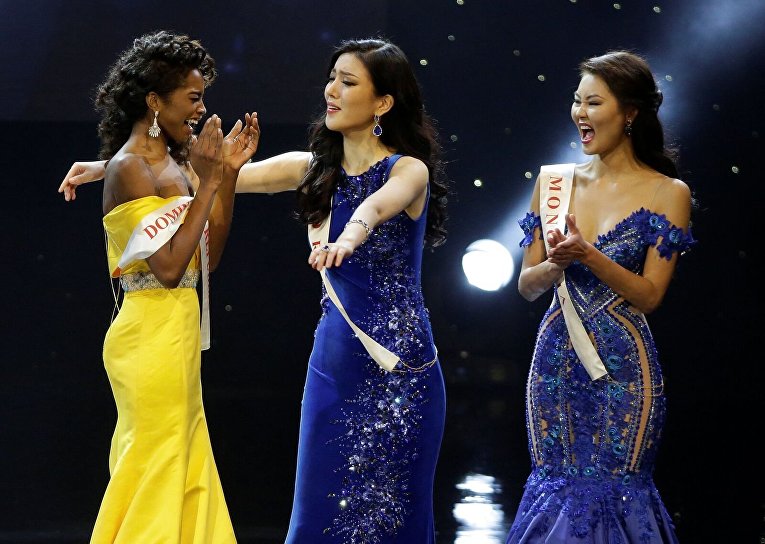 Мисс Доминиканская Республика,  Мисс Корея и Мисс Монголия на конкурсе Мисс Мира - 2016