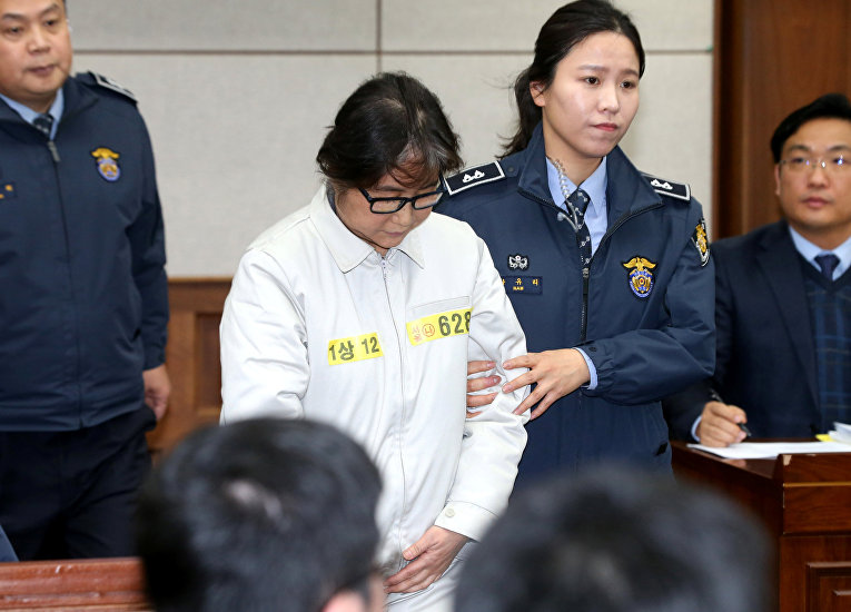 В Южной Корее начался суд над Цой Сун Силь, коррупционный скандал вокруг которой привел к импичменту президента страны Пак Кын Хе.