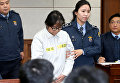 В Южной Корее начался суд над Цой Сун Силь, коррупционный скандал вокруг которой привел к импичменту президента страны Пак Кын Хе.