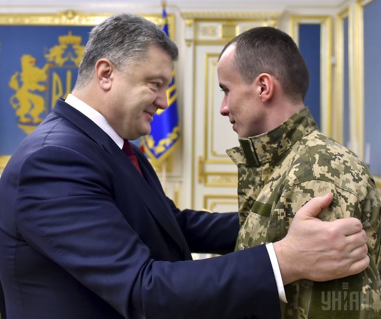 Президент Петр Порошенко встретился с освобожденным из плена ополченцев киборгом, десантником 80 аэромобильной бригады Тарасом Колодием.