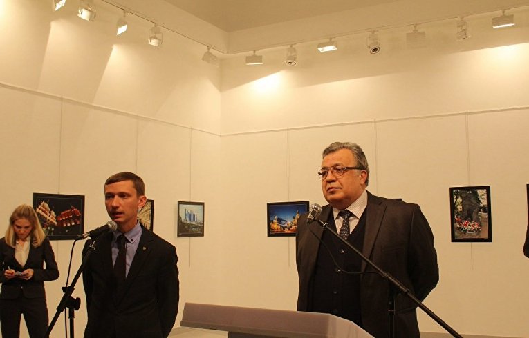 Посол РФ в Турции Андрей Карлов за несколько мгновений до покушения