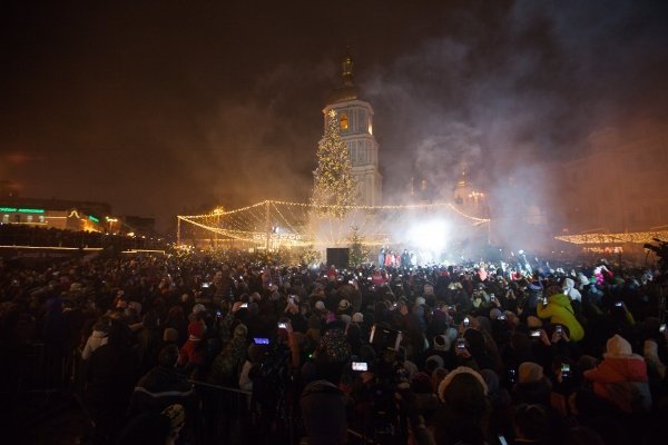Торжественное зажжение главной елки страны на Софийской площади в Киеве