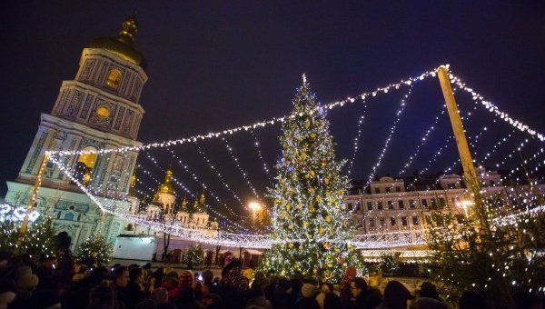 Торжественное зажжение главной елки страны на Софийской площади в Киеве